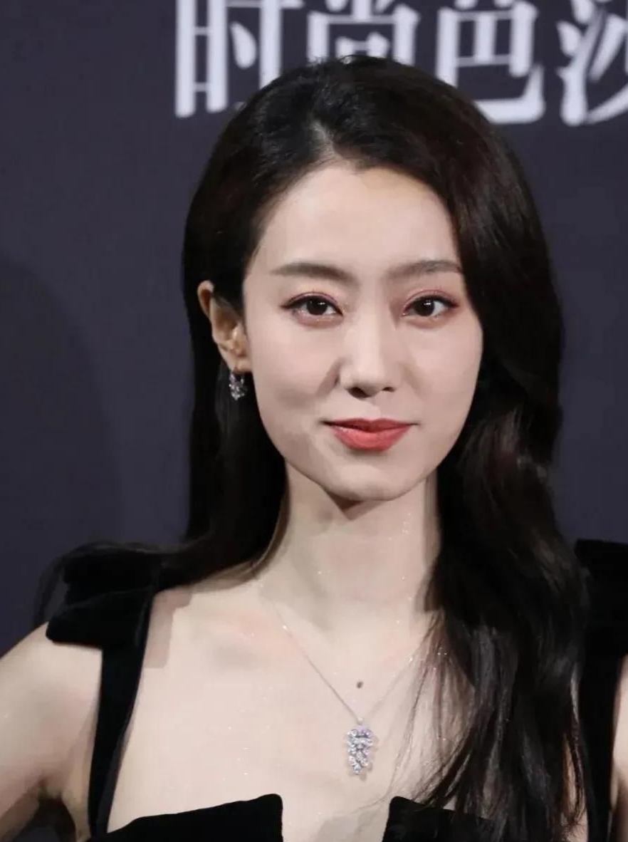 张小斐,惊艳迷人,清新优雅的写真照!__财经头条