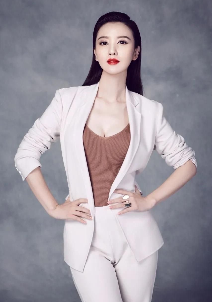 张萌,楚楚动人,身姿妩媚的写真!__财经头条