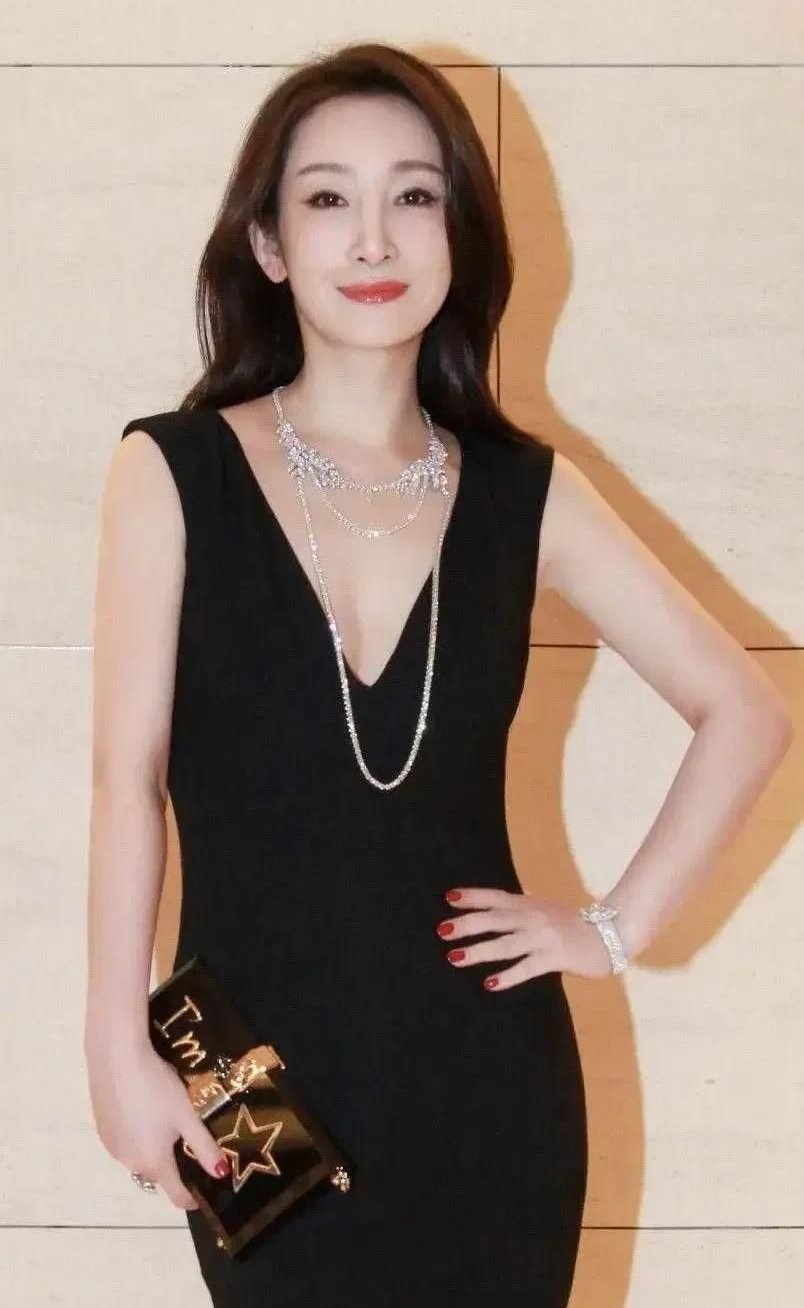 才貌双全的秦海璐,温婉可人,魅力无限的写真照!_高清图集_新浪网