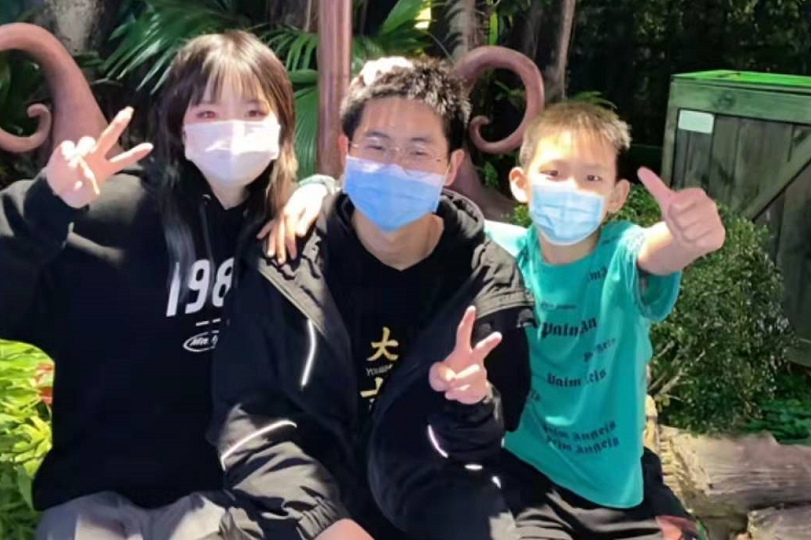 孙家姐弟三人游玩游乐场,拍合照孙卓坐中间,地位非同一般|孙悦|孙海洋|孙辉|夫妇|家庭_新浪新闻