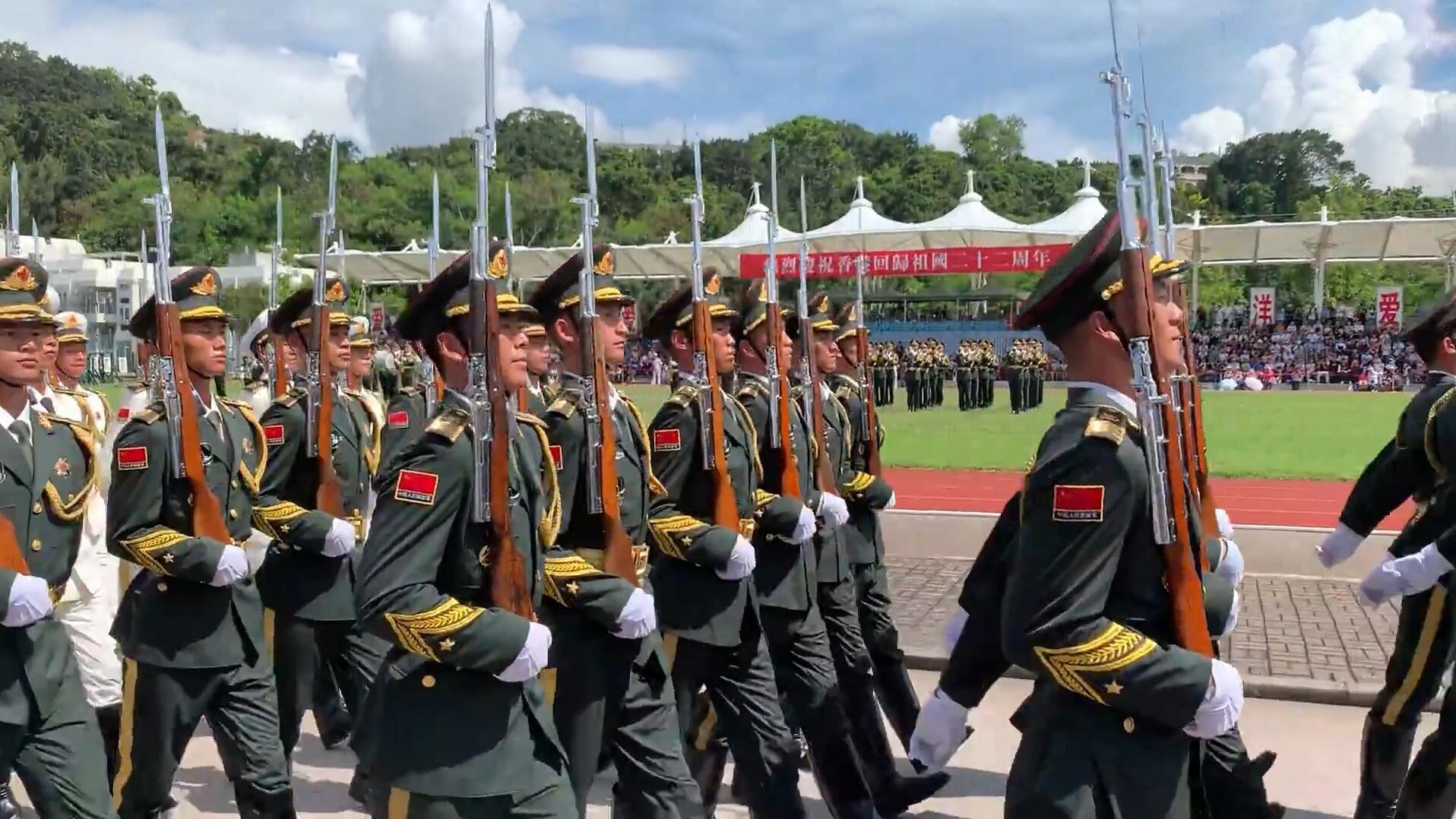 解放军驻港部队军营开放日,三军仪仗队齐步走的庄严镜头!