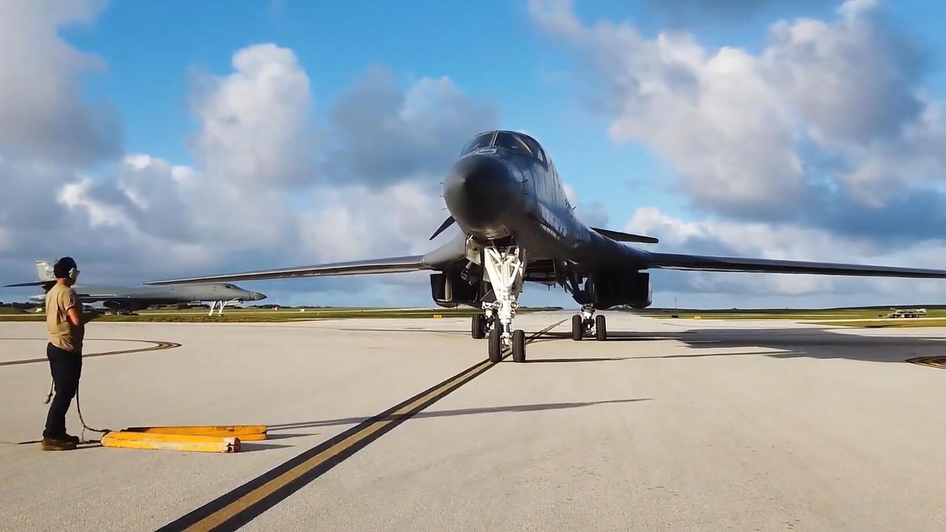 美国空军b-1b战略轰炸机,在空军基地执行起降作业!