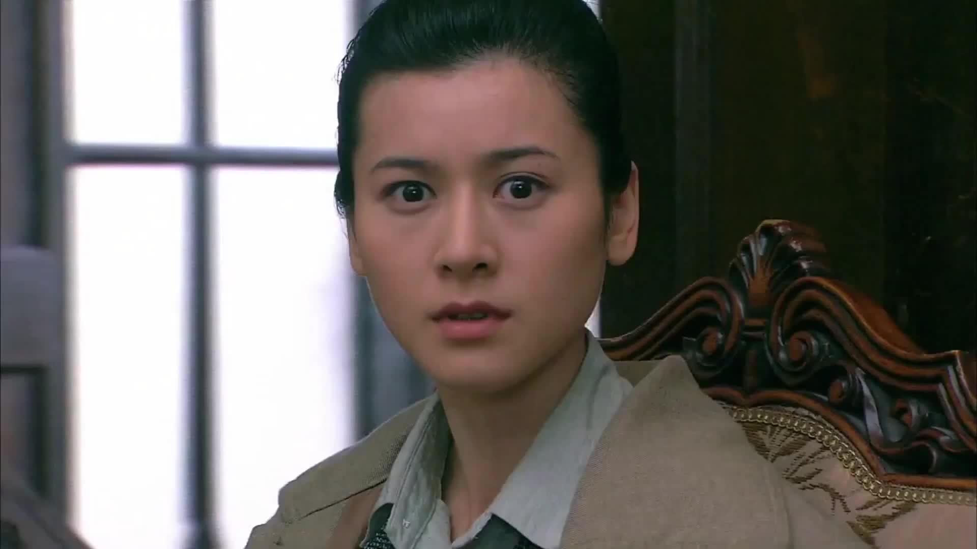 女特工独闯会议室并绑架了高级军官