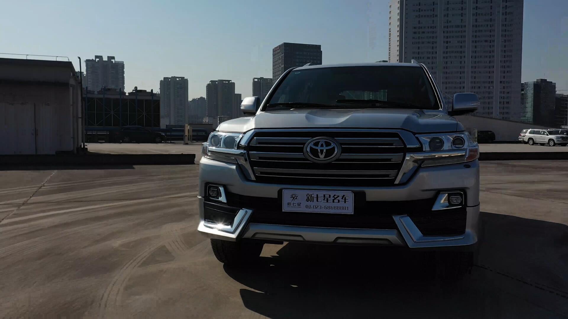 更适合越野的陆巡丰田酷路泽4500银色现车实拍