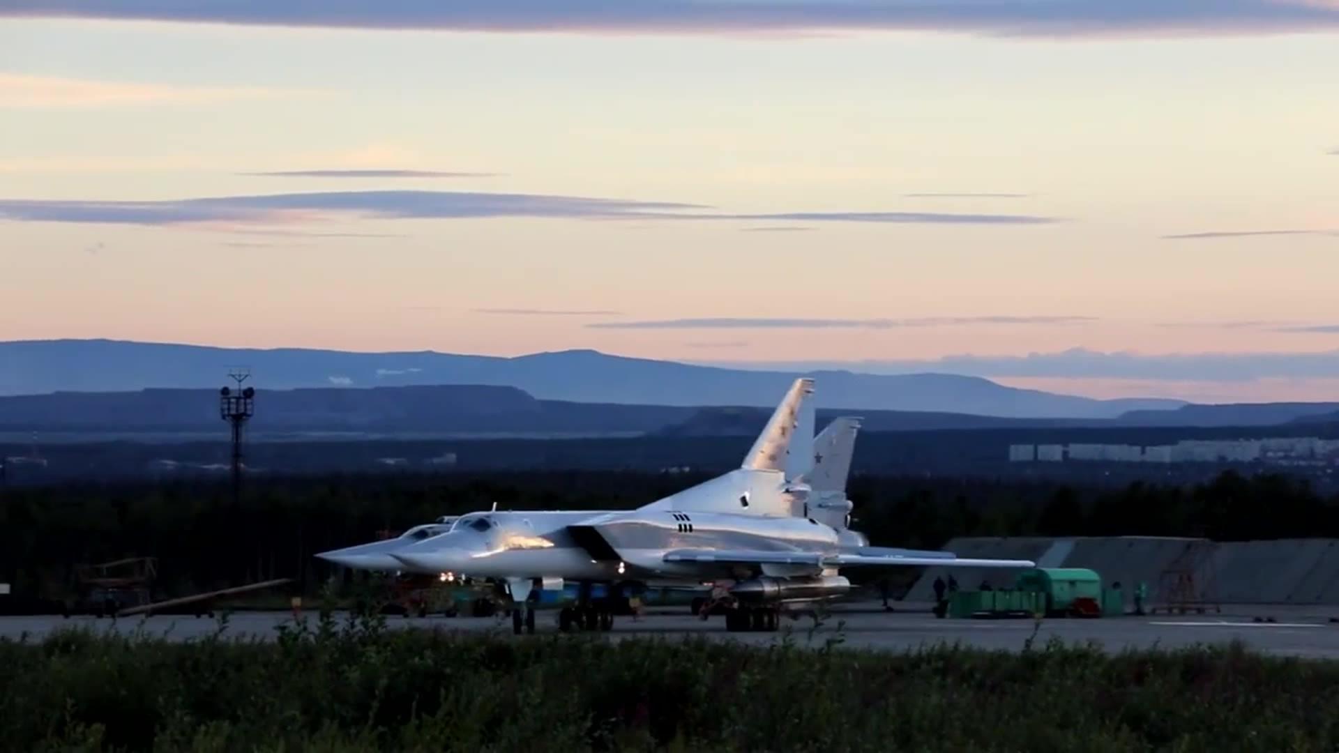 俄军图22m3"逆火"轰炸机,夜间导弹发射训练