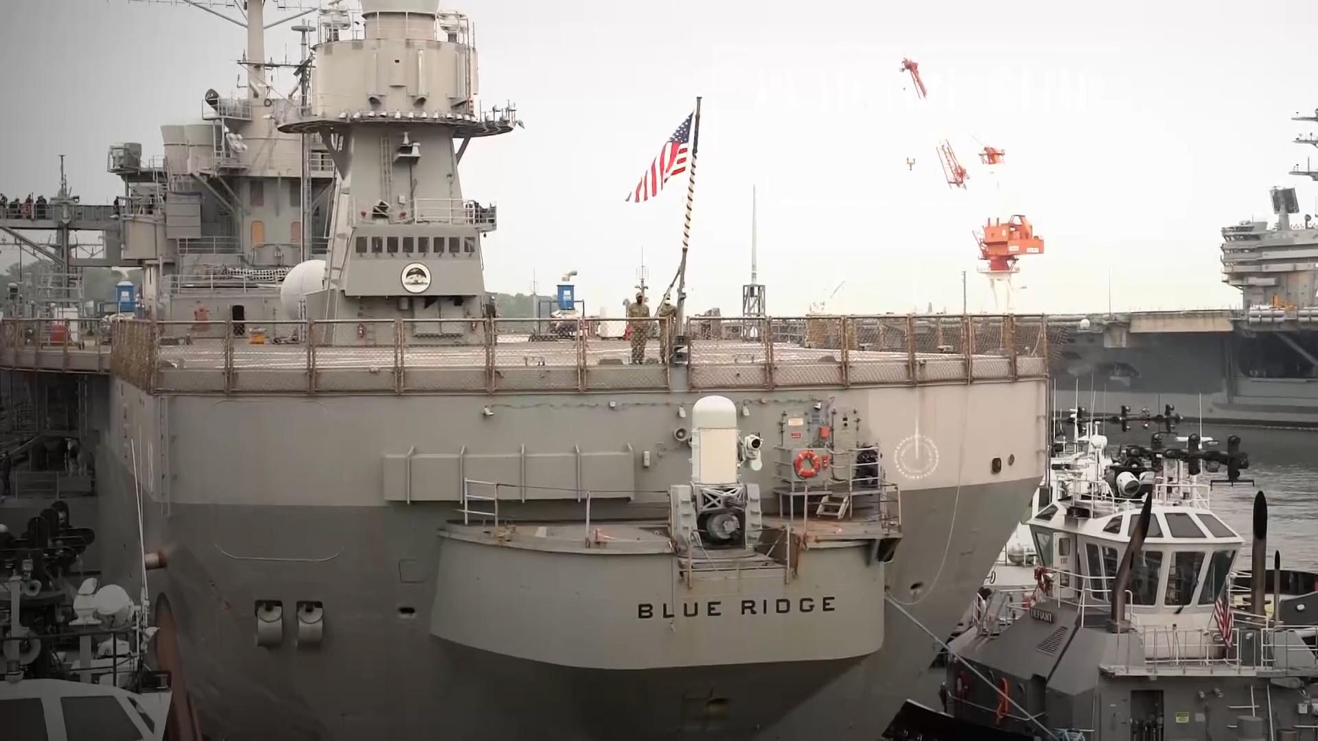美军"蓝岭"号两栖指挥舰,在日本横须贺移泊的镜头!