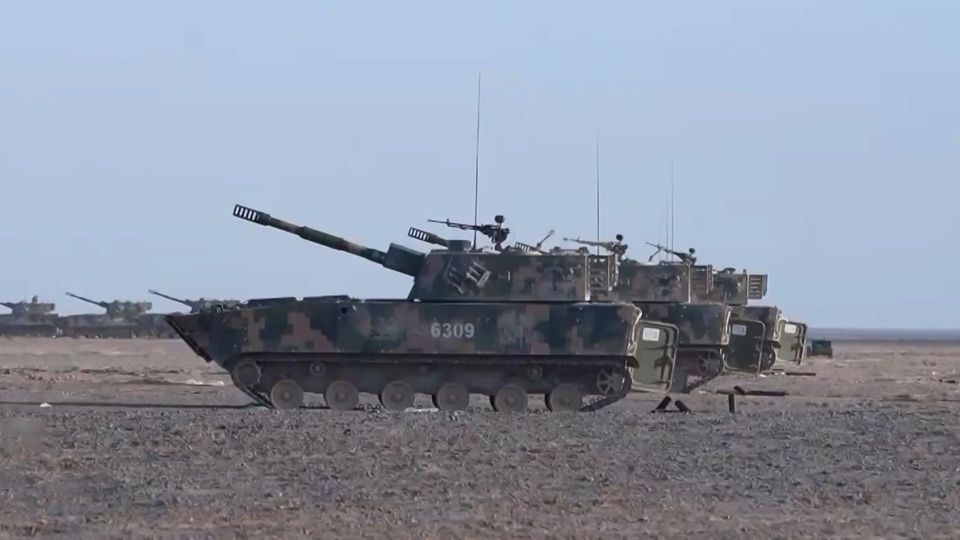 第72集团军某旅组织所属炮兵分队,开展多弹种跨昼夜实弹射击演练_新浪新闻