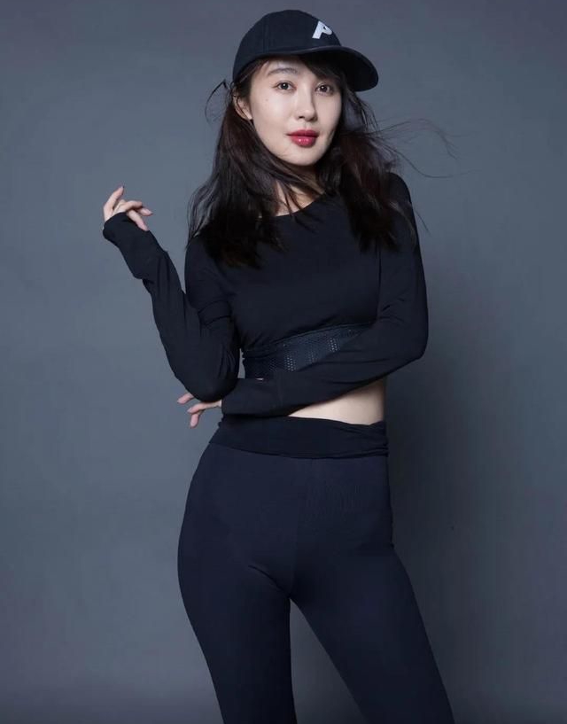 李菲儿紧身瑜伽服!