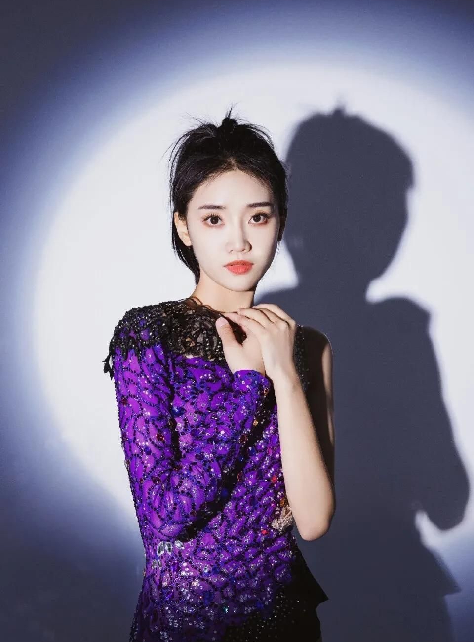 舒思瑶高清美艳写真,优雅迷人!__财经头条