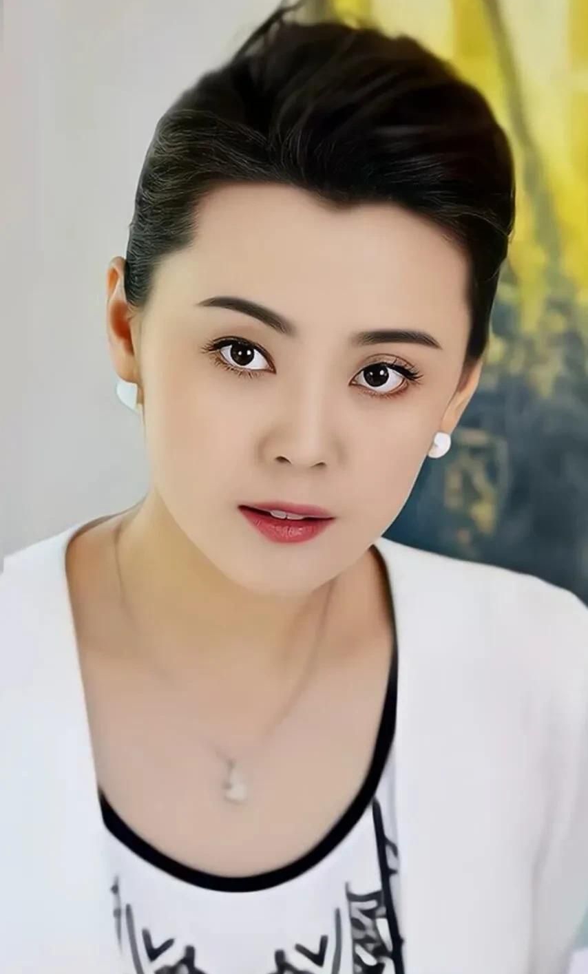 梁爱琪高清优雅写真,妩媚动人!__财经头条