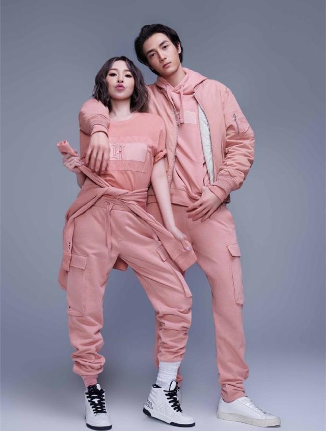 萧亚轩黄皓官宣参加《女儿们的恋爱》,两人合体拍写真甜蜜爆表