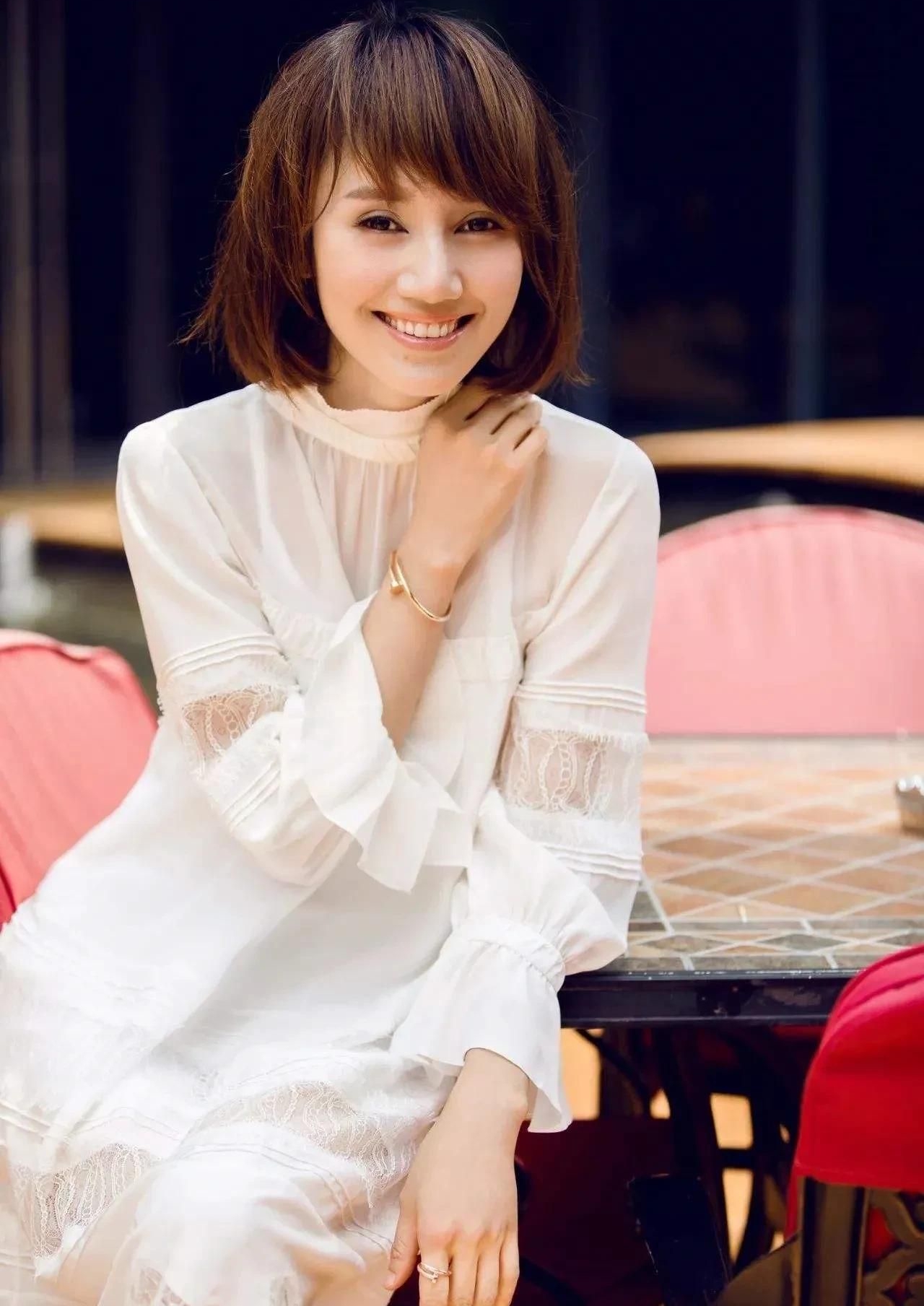 端庄优雅的袁泉,优雅迷人,清新可爱的写真!