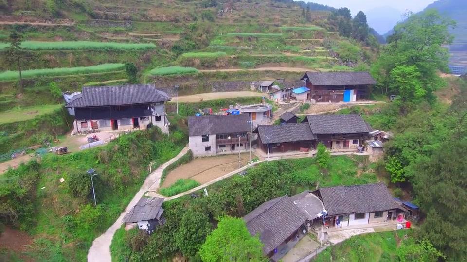 个小山头,地理位置极好的人间宝地 02:37 贵州六盘水红果镇一村庄航拍