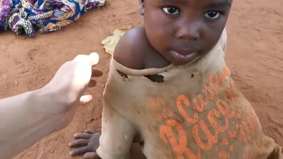 非洲贫民窟小孩图片