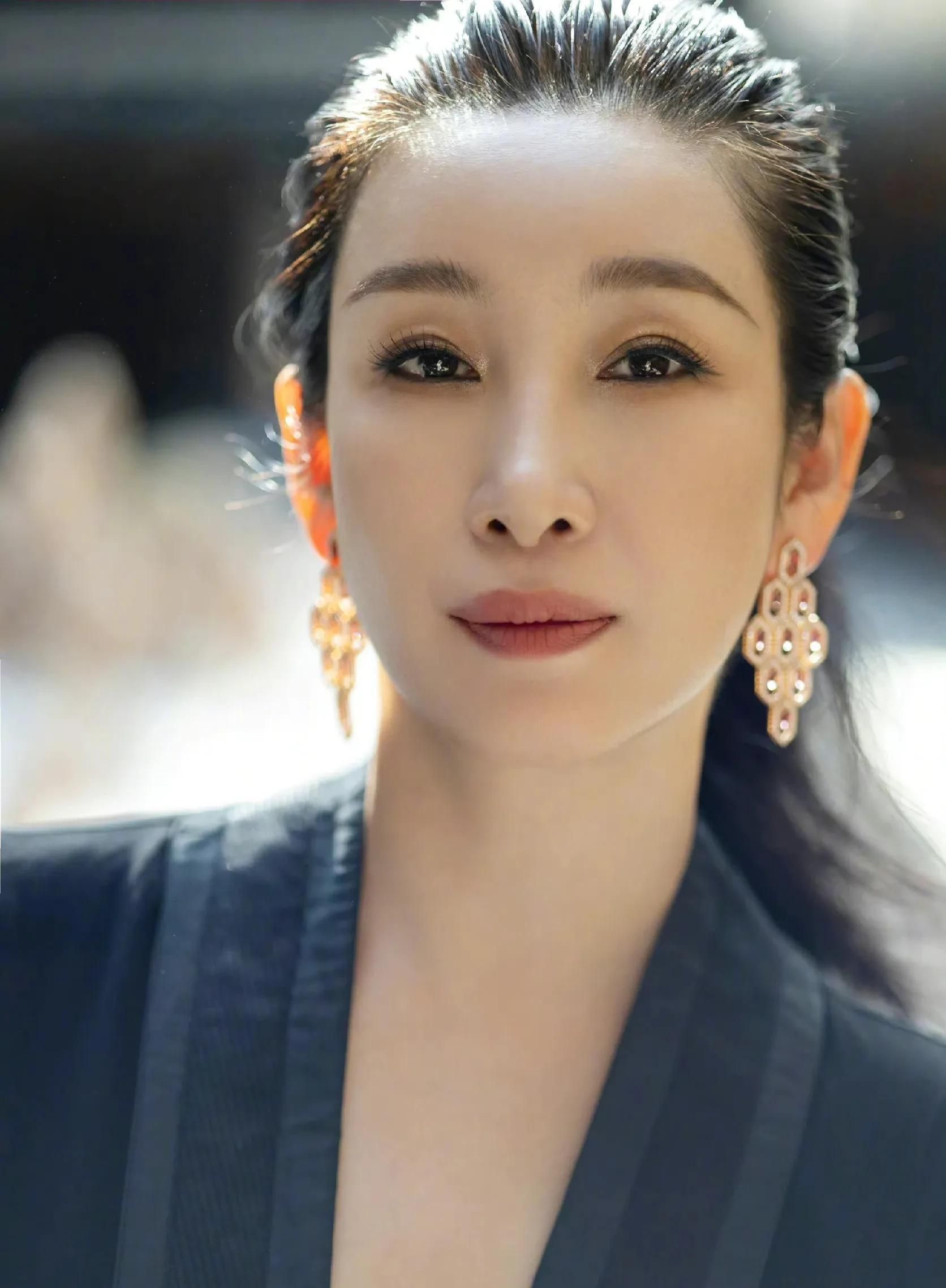 才貌双全的秦海璐,玲珑精致,魅力无限的写真照!__财经头条