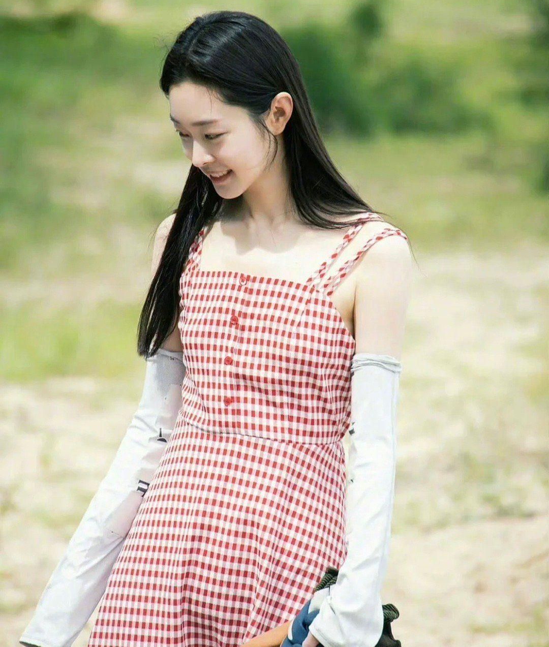 宋轶粉红格子吊带裙灵动优雅娇俏可人