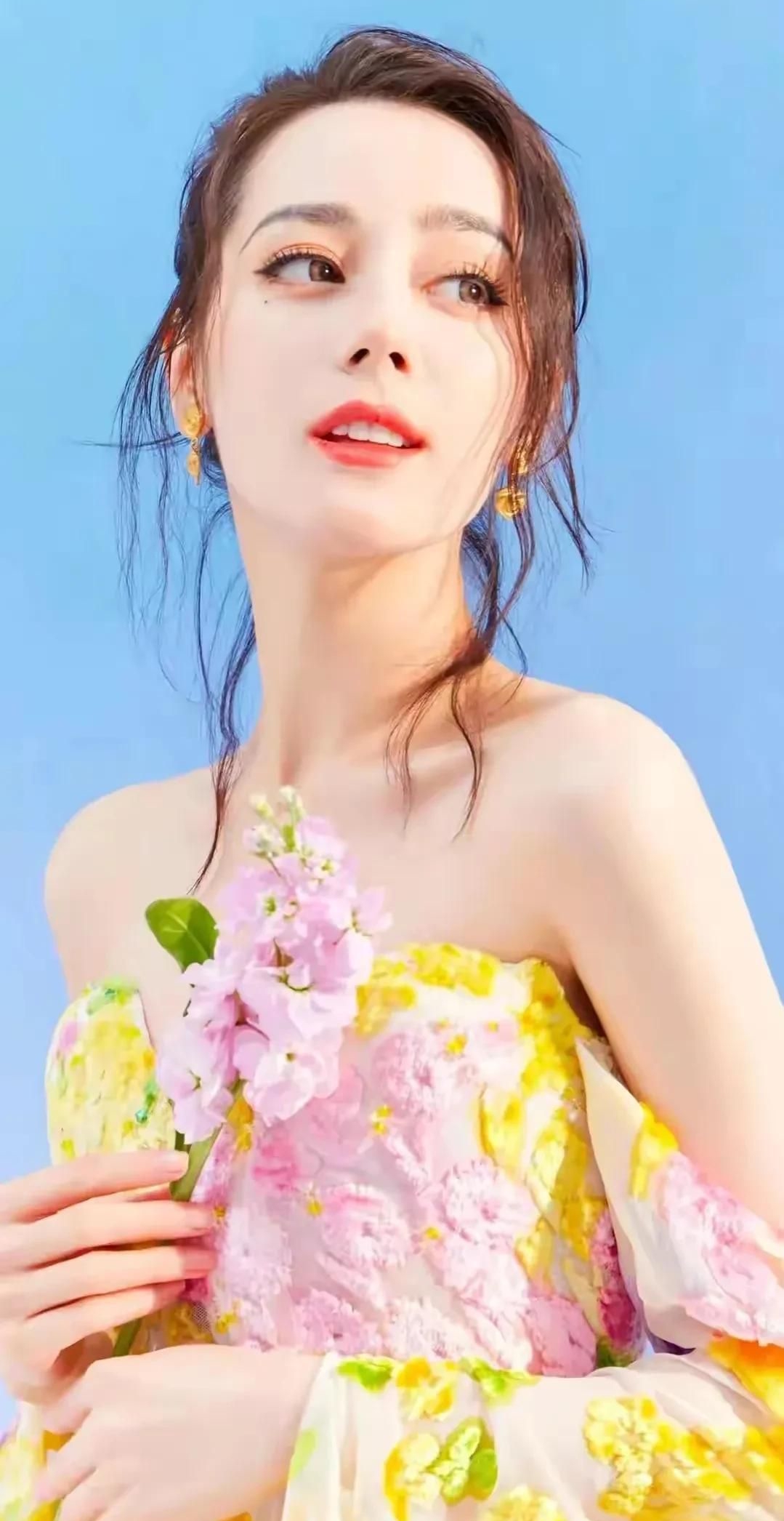 迪丽热巴,身姿迷人,娇俏妩媚的写真!__财经头条