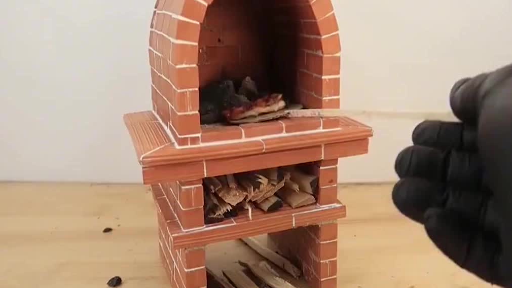 牛人用迷你小红砖制作小烤炉还能在里面烤披萨
