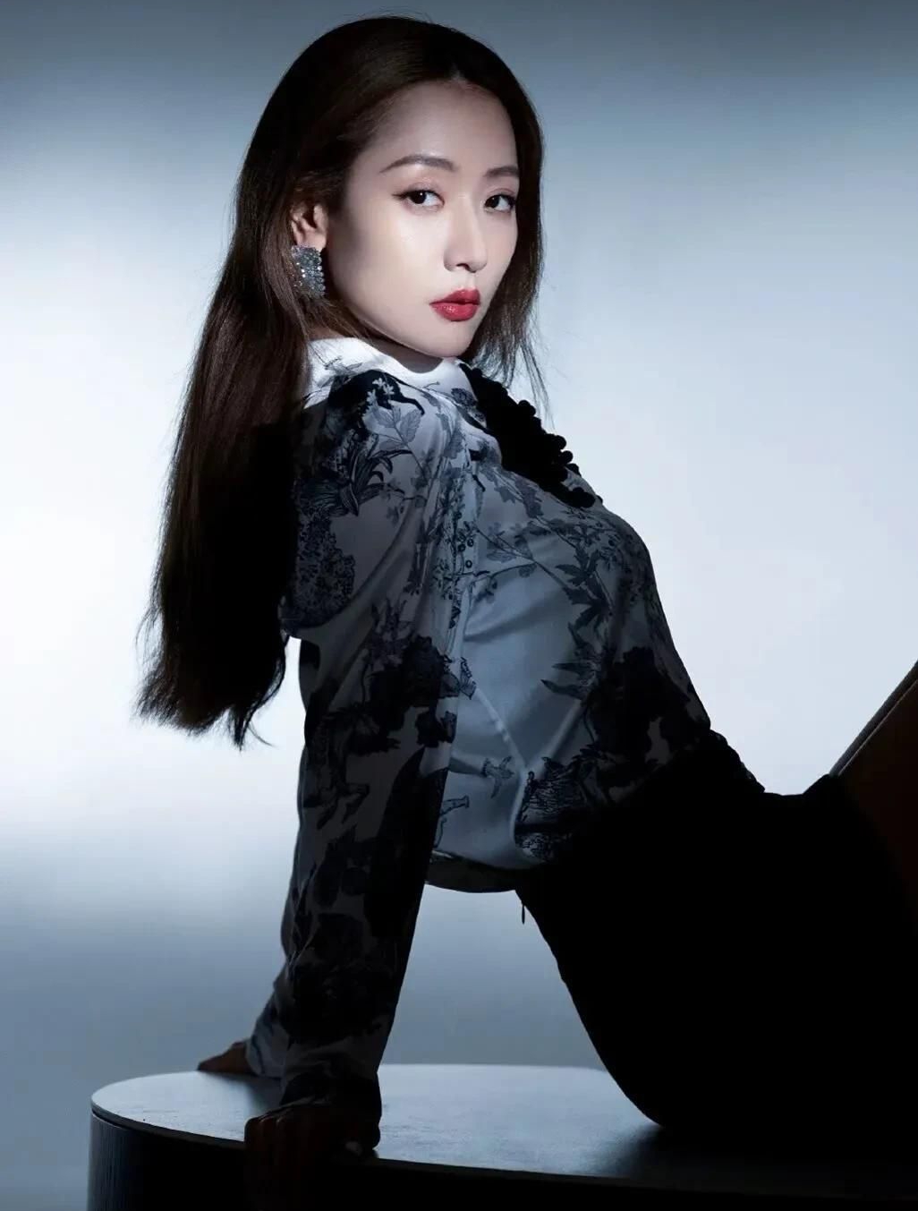 柳多妍高清魅力写真,高贵冷艳!__财经头条