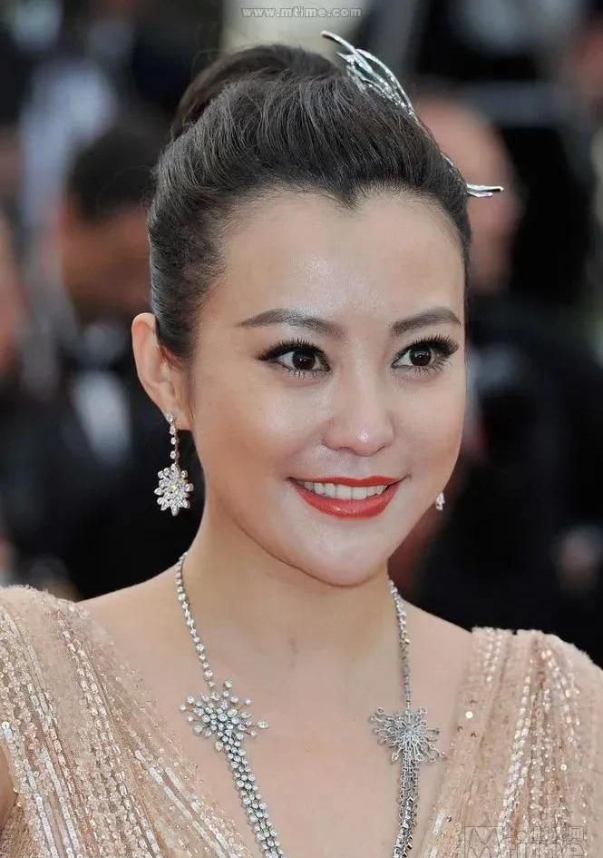 郝蕾,优雅迷人,气质高雅的写真照!__财经头条