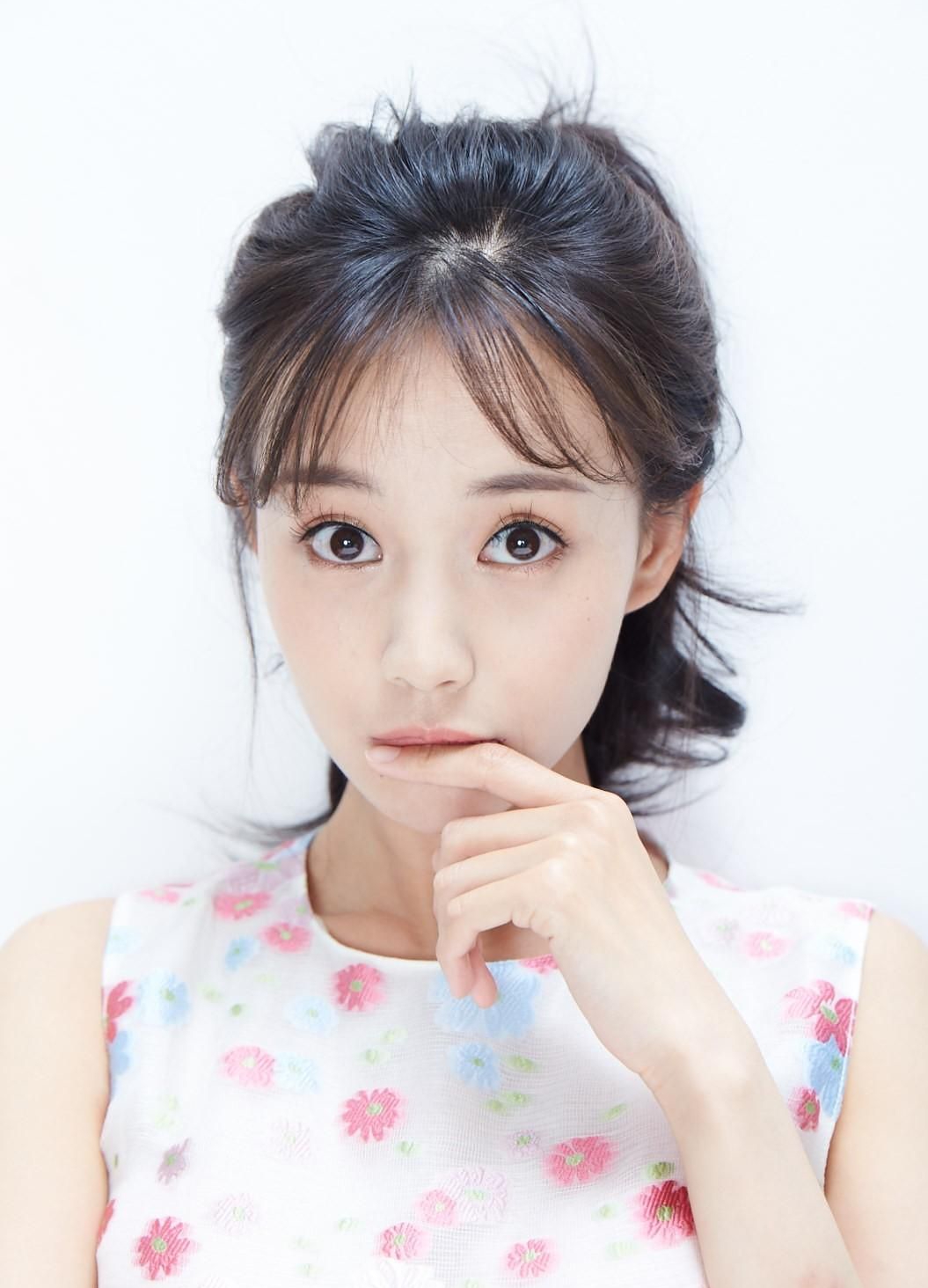 李一桐高清时尚娇媚写真,玲珑精致!__财经头条