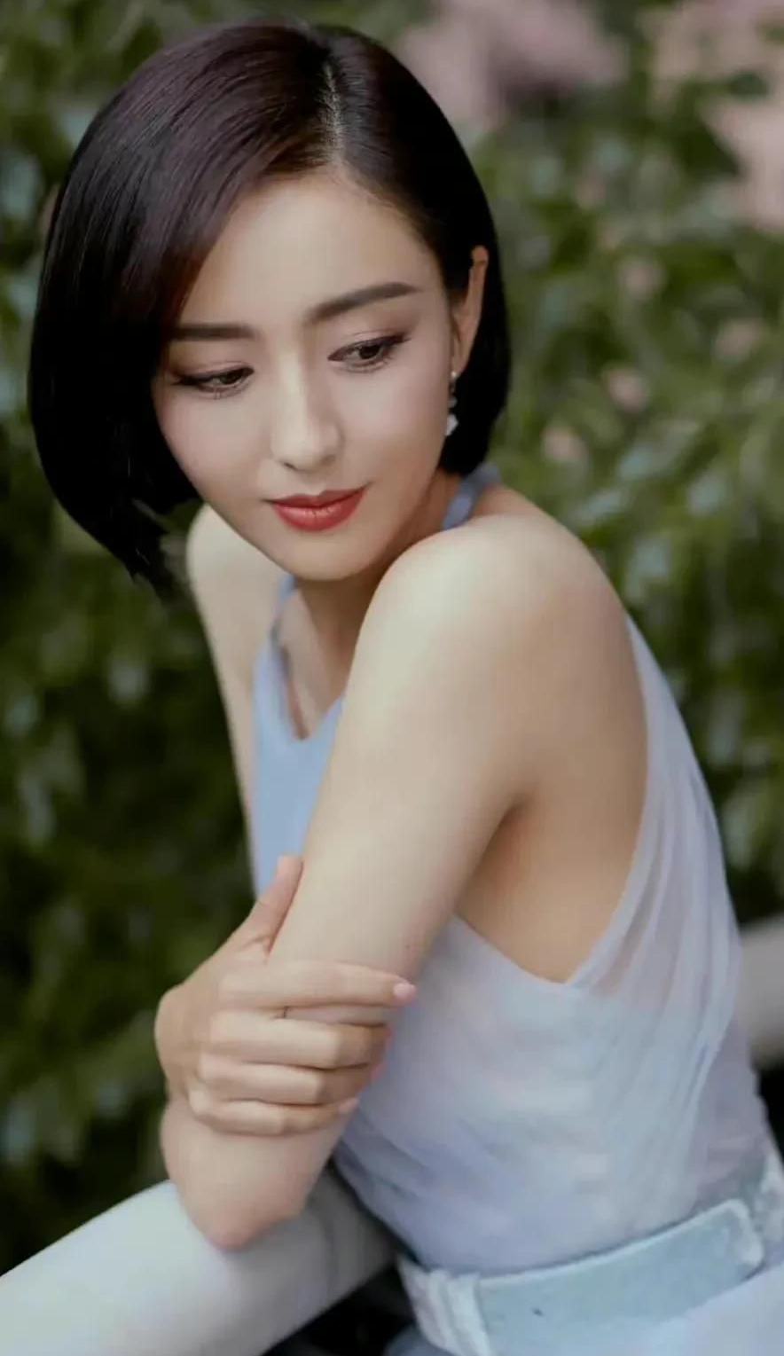 佟丽娅温婉可人可爱迷人的写真照