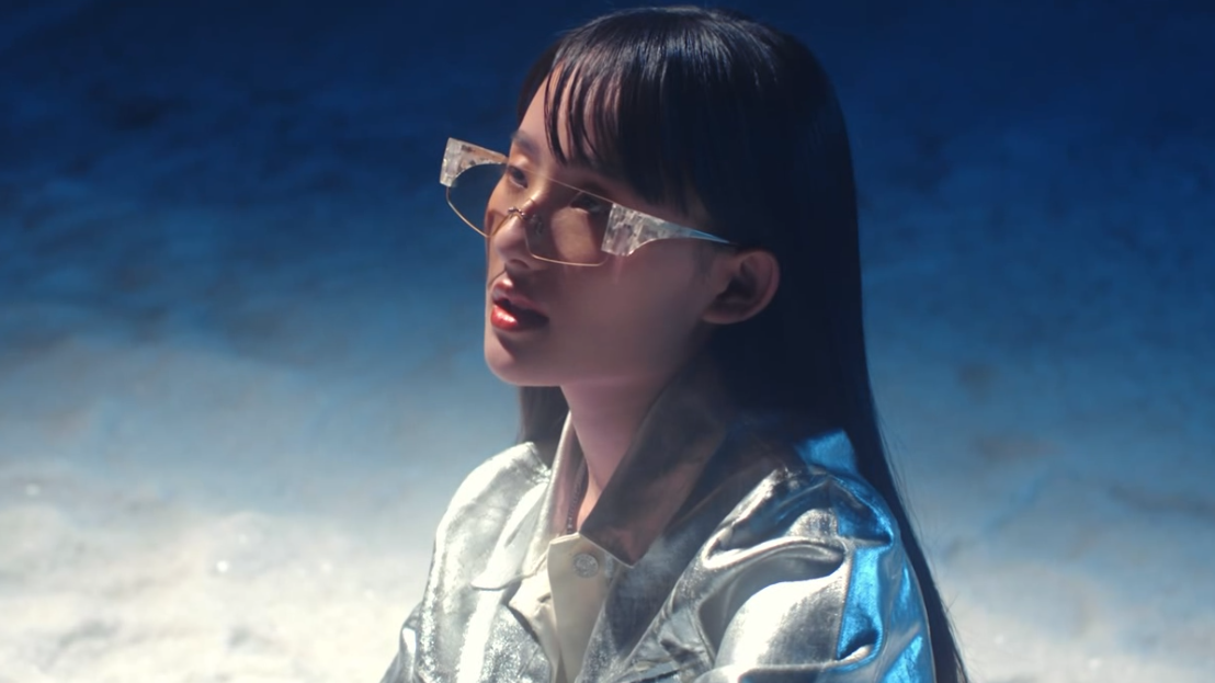 而这是张钰琪在nasa颁奖礼现场演唱的《outside》