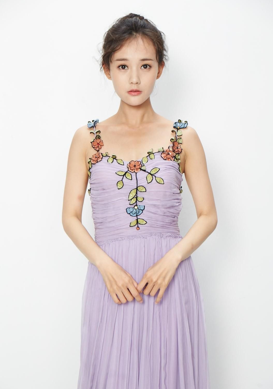 李一桐高清时尚娇媚写真,玲珑精致!__财经头条