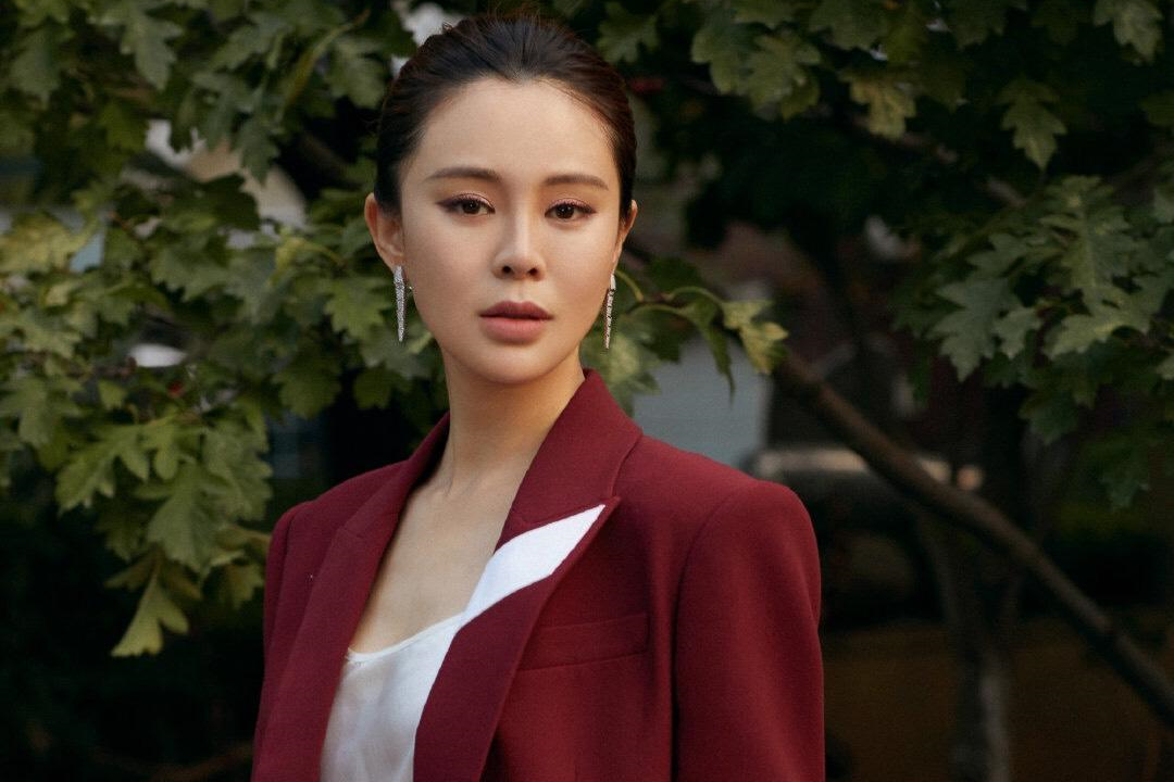 关悦身材好气质更好,穿红色西装套装干练高级,佟大为真有眼光