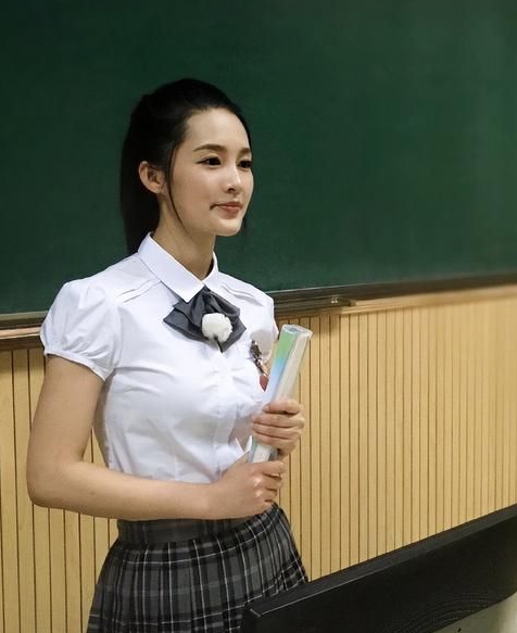 李沁学生装,清纯尽显!