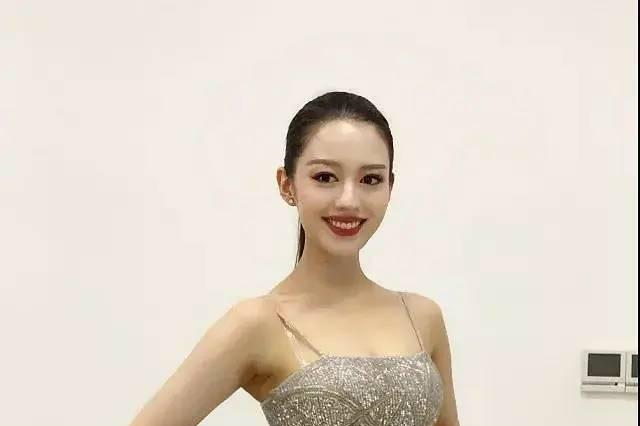 人民日报点名批评"吉娜朗朗"引网友点赞:女明星们,该醒醒了!