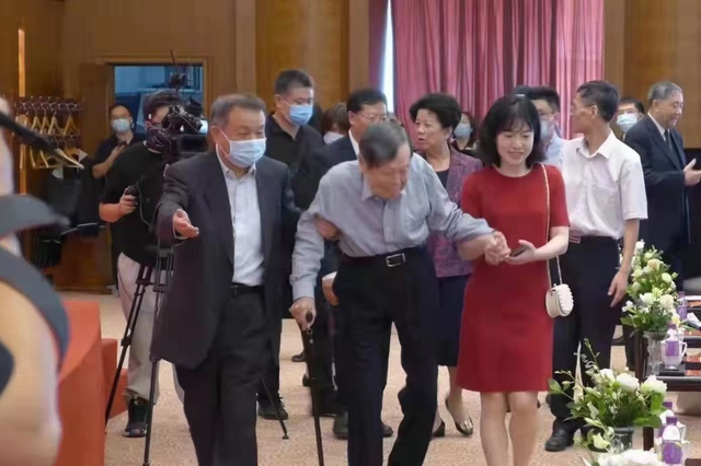 杨振宁百岁庆生现场曝光,由妻子一路搀扶,45岁翁帆美貌不输当年|生日|寿诞|但愿人长久|康健|邓稼先_新浪新闻