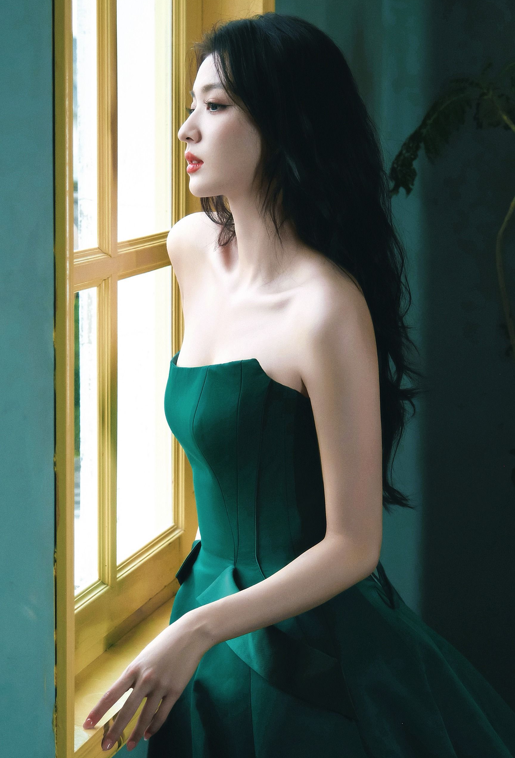 王楚然绿色抹胸长裙写真,优雅灵动,时尚俏丽!__财经头条