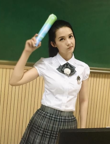 李沁学生装,清纯尽显!