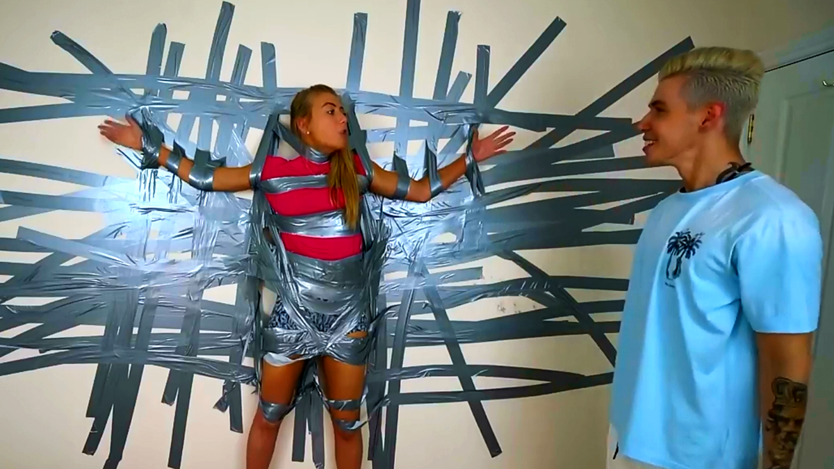 小哥用胶带将女朋友粘在墙上,自己跑去逛超市,心疼美女3秒钟!