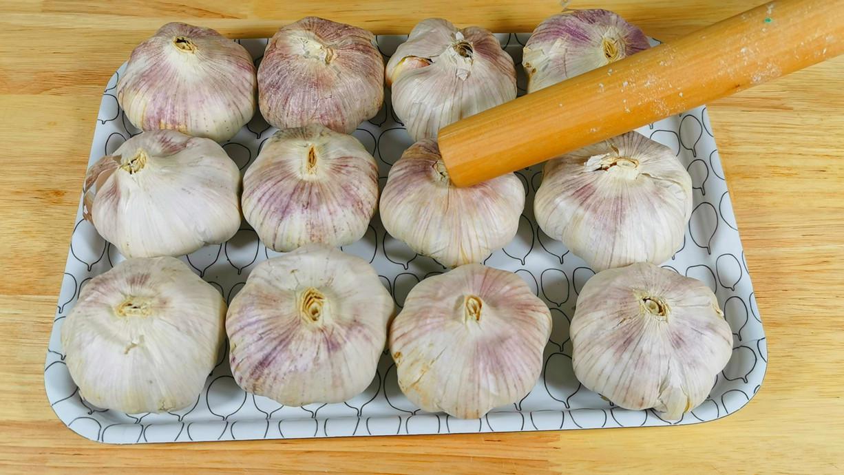 原来大蒜保存这么简单,30年老厨师教我3种方法,不干不坏不发芽