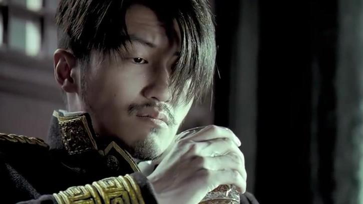 侯杰打算皈依佛门,自己给自己剃头,十分虔诚!