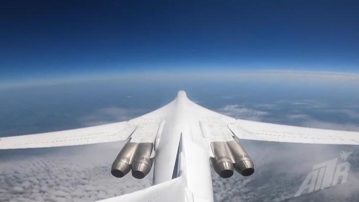 俄军图-160战略轰炸机飞赴波罗的海巡航,最美"白天鹅"起飞!