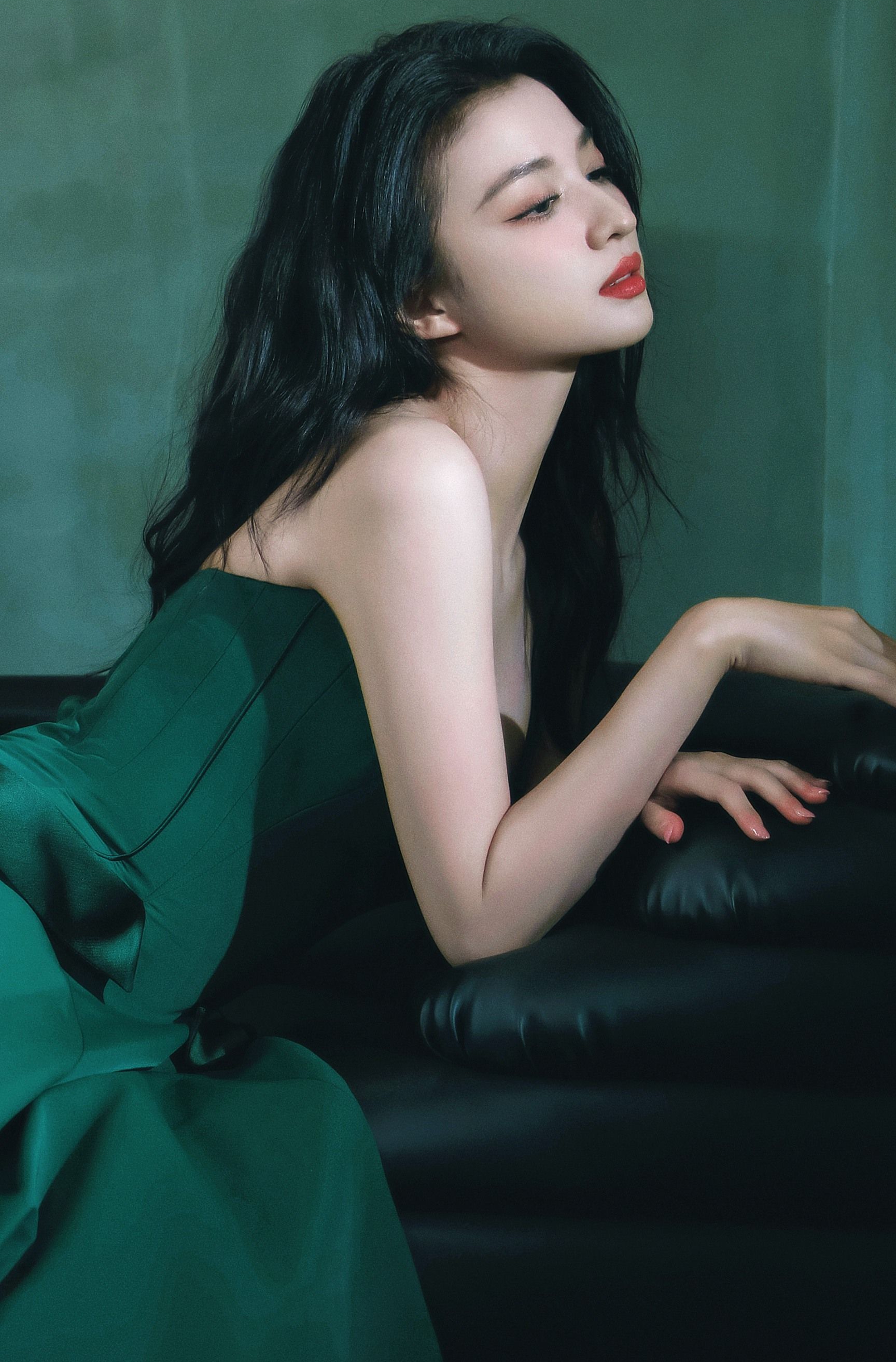 王楚然绿色抹胸长裙写真,优雅灵动,时尚俏丽!__财经头条
