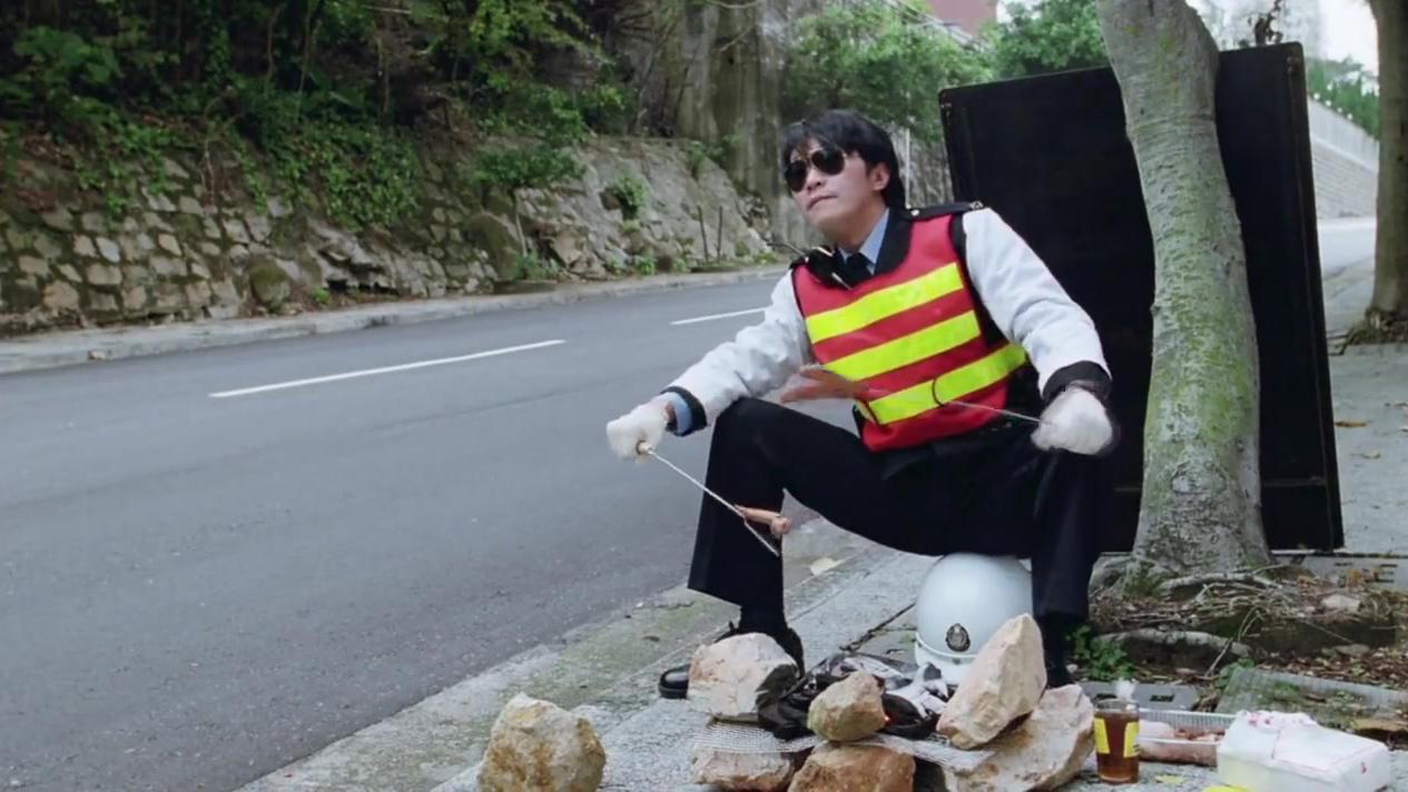 逃学威龙2:边工作边烤鸡翅,做交警我只服星爷,这段太搞笑了