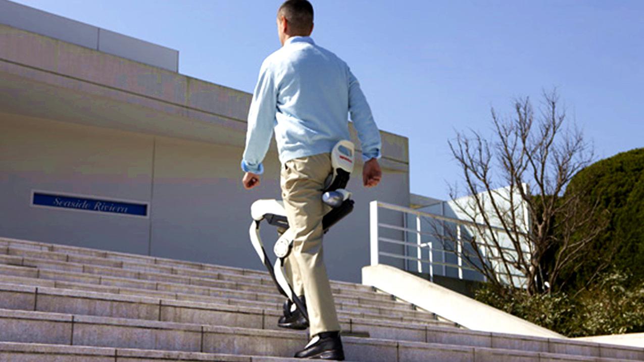 日本人发明上楼神器老人家穿上后上楼比年轻人还利索