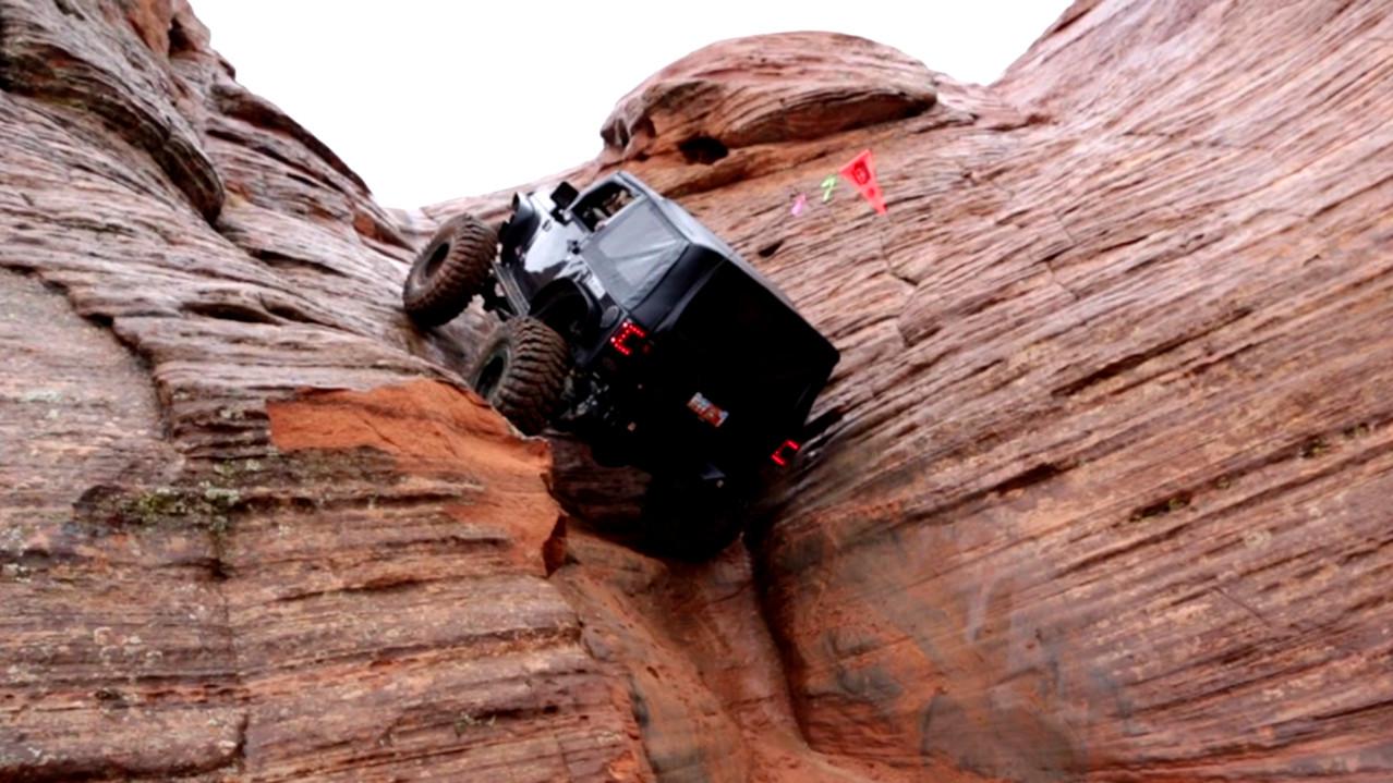 牛人驾驶越野车冲上悬崖陡坡一脚油门踩下去场面令人震撼了