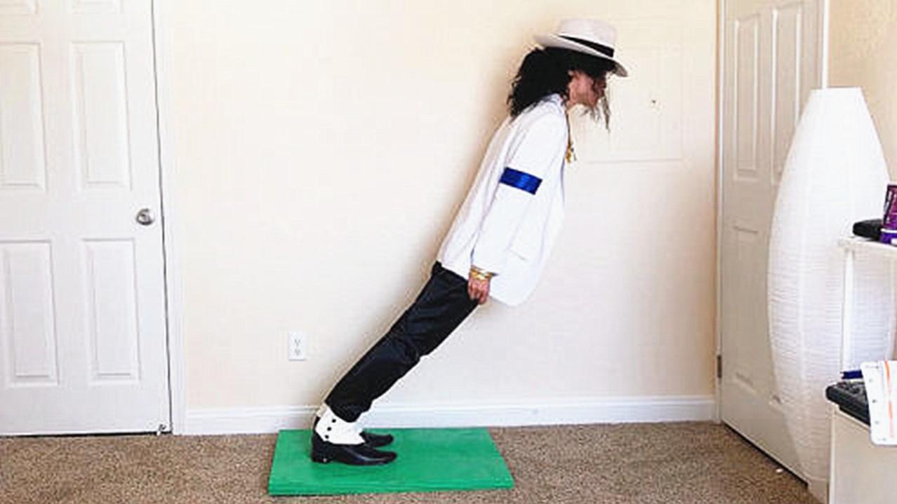 迈克尔杰克逊身体前倾45度,为何不会倒?看完解开多年疑惑