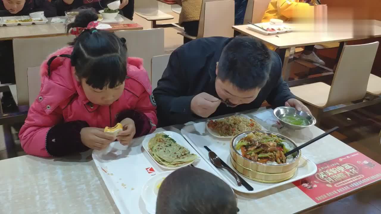 农村小伙带着一家人到县城吃快餐,吃完还要出去再加餐,咋回事