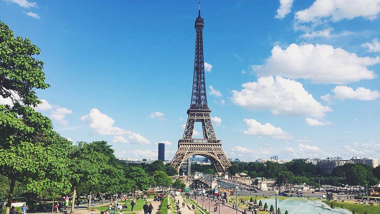 埃菲尔铁塔屹立120多年,塔身几乎全是铁,为何不见它生锈?