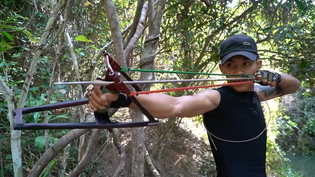 用自行车零件自制强大的射箭弹弓堪称捕鱼神器