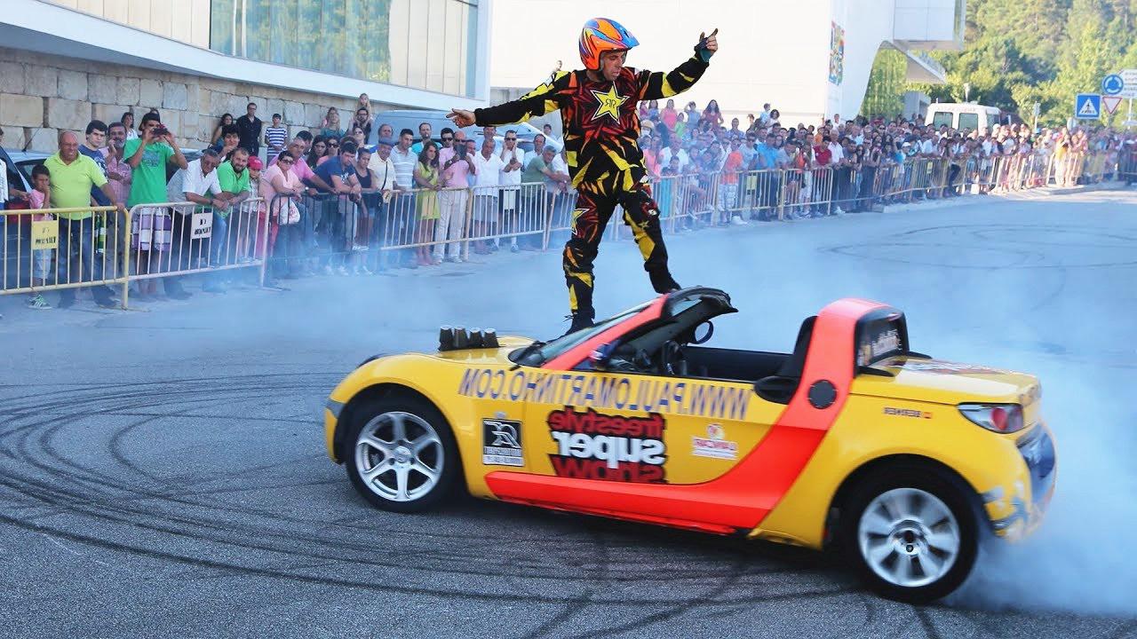 牛人表演汽车特技中途还站在汽车上面这车技真让人佩服