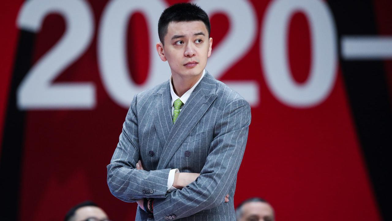 杨鸣怼脸拍摄帅气依旧