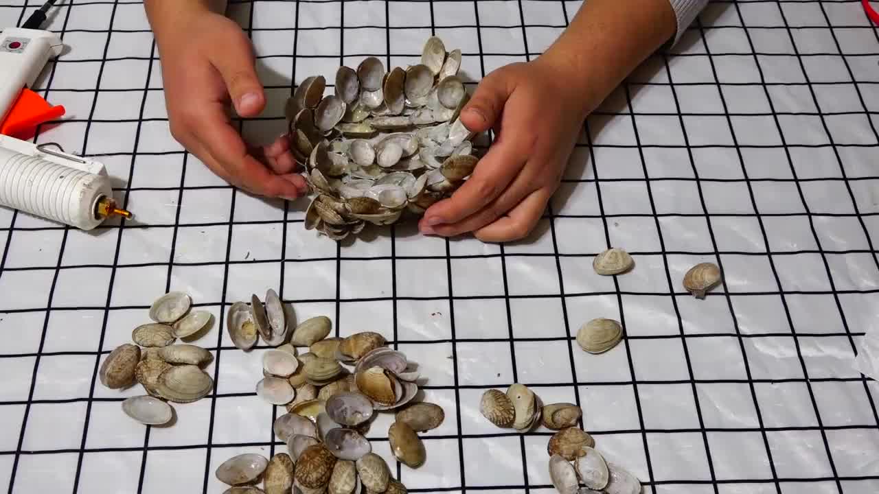 吃完花蛤壳先别急着扔洗一洗粘一粘抽烟的时候能用到