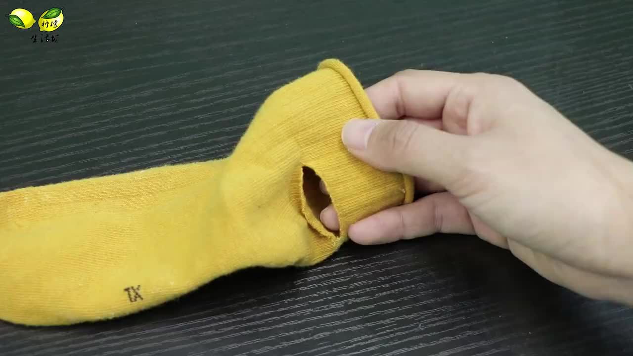 姑娘太有才了废旧袜子剪一刀厉害又实用家里做10个都不够用